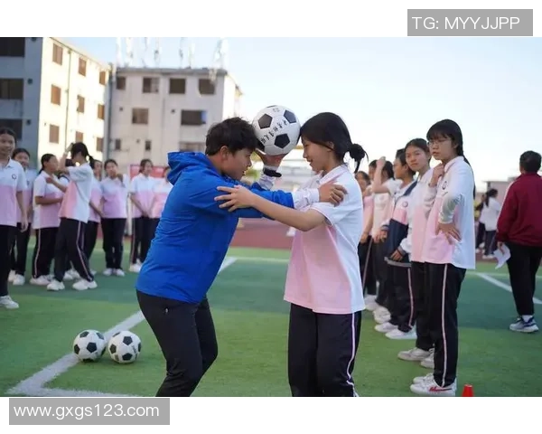 《她是足球星探，在绿茵场寻找未来之星，却意外成了他人生的转折点》