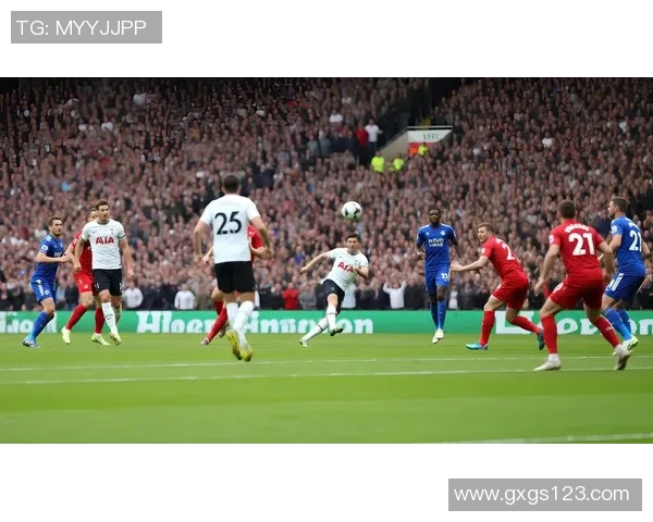 五人制足球场上的拼搏精神与球星励志故事激励着每一个追梦者的奋斗旅程