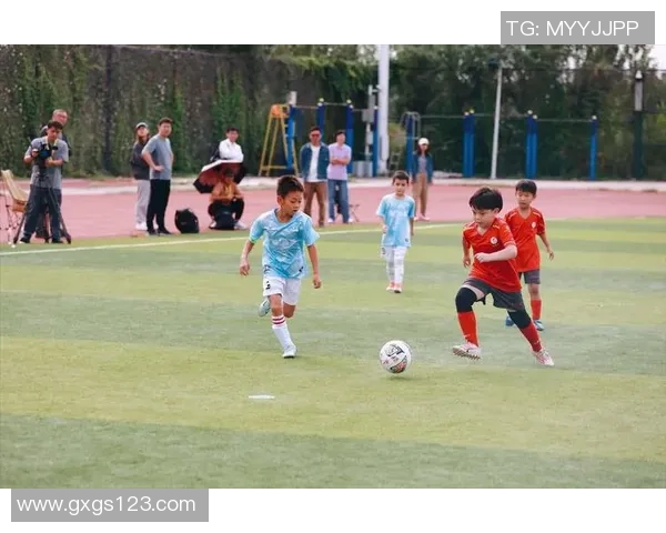 从牵羊少年到绿茵场传奇 他如何一步步成就足球梦想