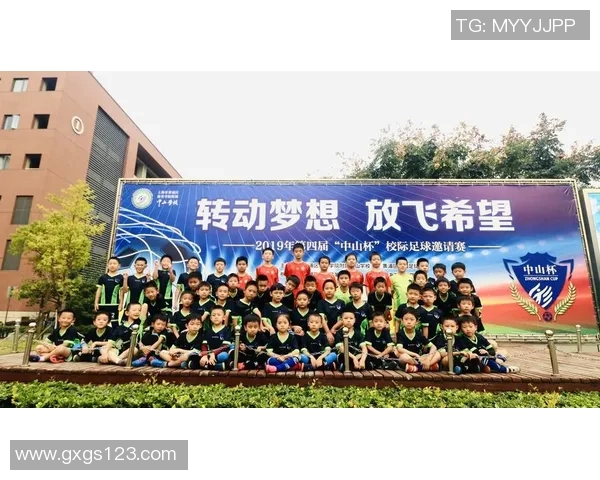 小小足球星闪耀赛场 梦想与努力成就未来冠军之路