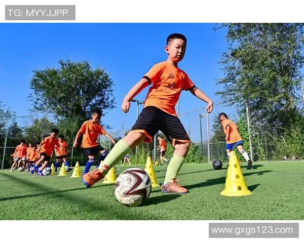 当足球球星遇上天真小孩一场关于梦想与快乐的绿茵较量