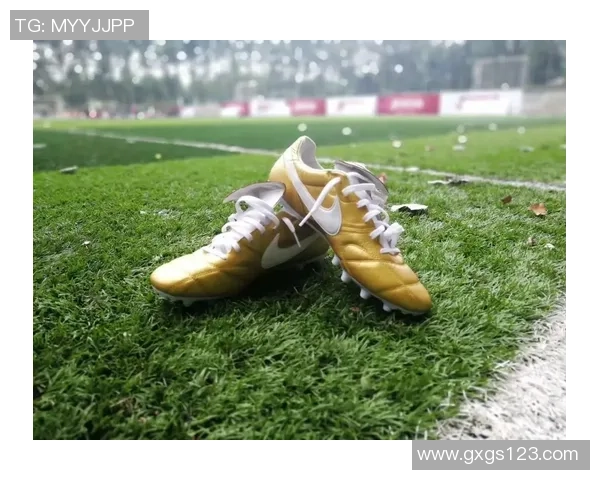 璀璨绿茵之巅巨星手握胜利之球闪耀荣耀时刻