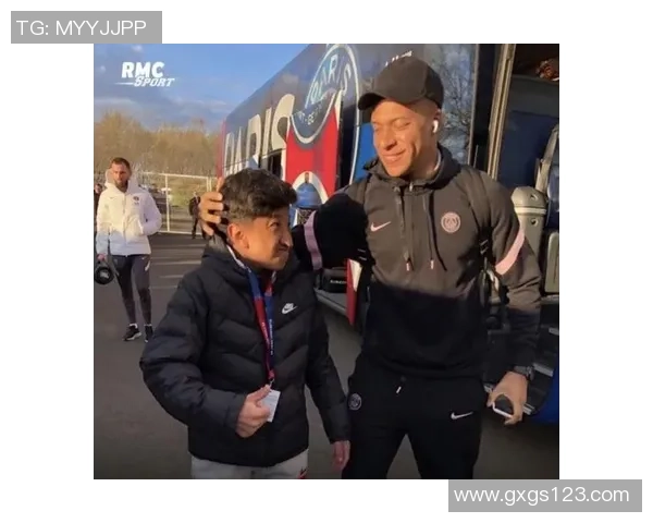 足球明星与小球迷亲密互动展现关爱与责任感的榜样力量 足球明星与小球迷亲密互动展现关爱与责任感的榜样力量